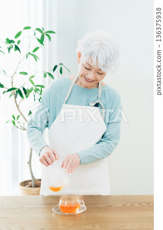 老婦人準備下午茶 136375938