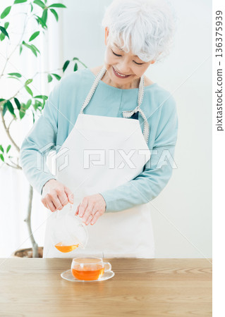 老婦人準備下午茶 136375939