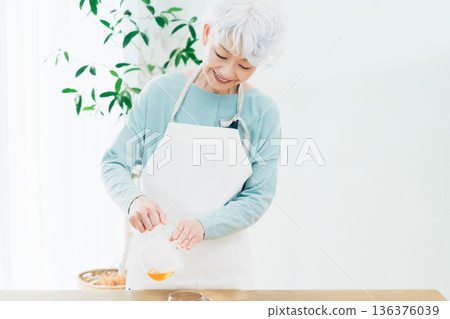 Senior woman preparing for tea time 136376039