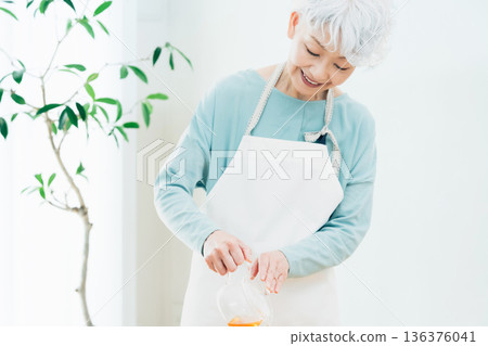 老婦人準備下午茶 136376041