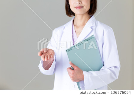 身穿白大褂的中年女護士 136376094