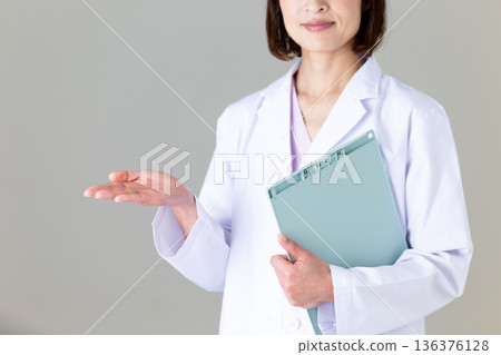 身穿白大褂的中年女護士 136376128