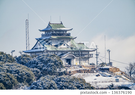 白雪皚皚的小牧山城 136376190