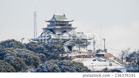 白雪皚皚的小牧山城 136376191