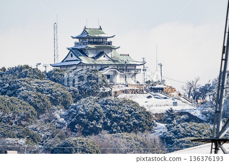 白雪皚皚的小牧山城 136376193