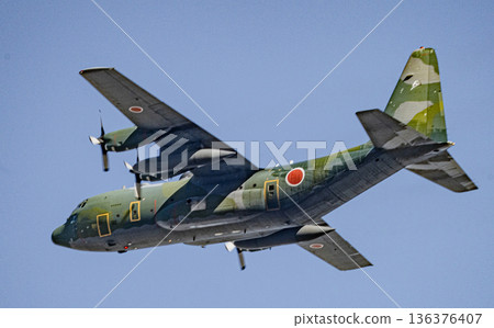 飛越天空的螺旋槳機器 136376407