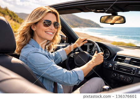 女子駕車行駛在海上 136376601