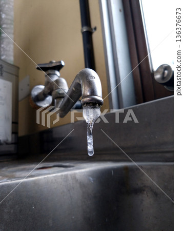 由於天氣寒冷，水龍頭凍住了。 136376673