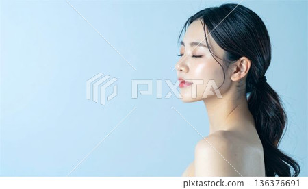 一位擁有美麗肌膚的日本女性的特寫。展現肌膚保養和玻尿感的畫面。 一位擁有美麗肌膚的日本女性的特寫。展現肌膚保養和玻尿感的畫面。 136376691