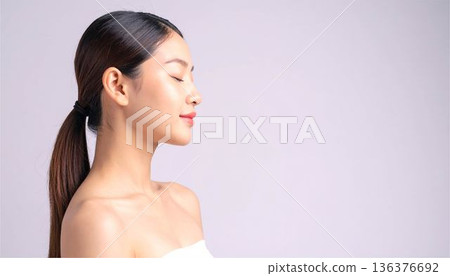 一位擁有美麗肌膚的日本女性的特寫。展現肌膚保養和玻尿感的畫面。 一位擁有美麗肌膚的日本女性的特寫。展現肌膚保養和玻尿感的畫面。 136376692