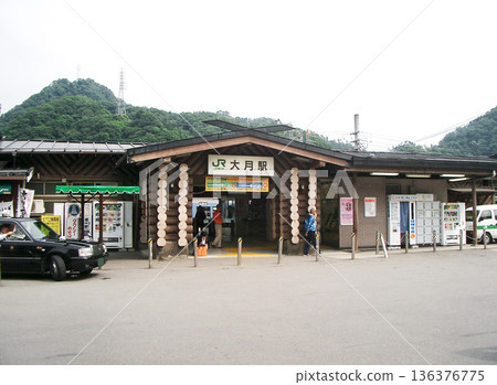 Otsuki Station on the JR Chuo Main Line (Otsuki City, Yamanashi Prefecture) Otsuki Station on the JR Chuo Main Line (Otsuki City, Yamanashi Prefecture) 136376775