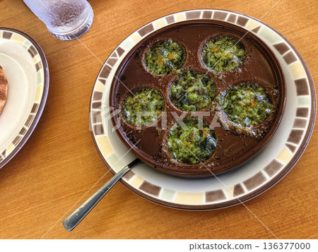 Freshly baked escargot 136377000