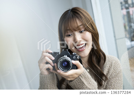 一位年輕女子正在購買單眼相機 136377284