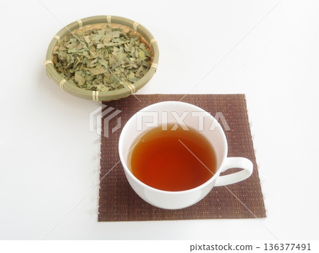 番石榴茶和茶葉 番石榴茶和茶葉 136377491