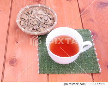 番石榴茶和茶葉 136377492