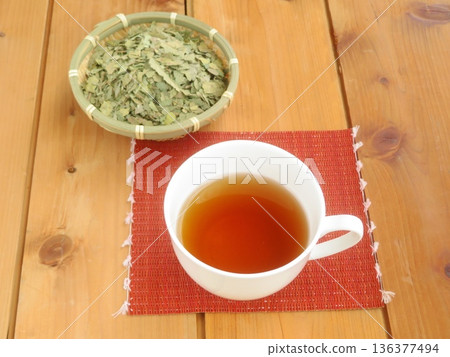 番石榴茶和茶葉 136377494