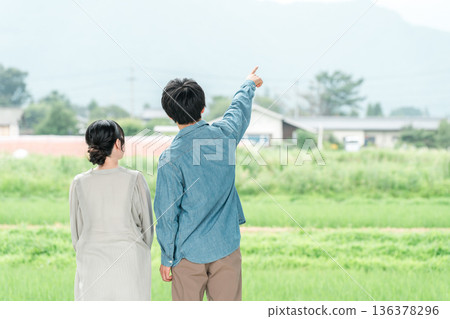 一對年輕夫婦正在欣賞鄉村風景（移民，尋找土地） 136378296