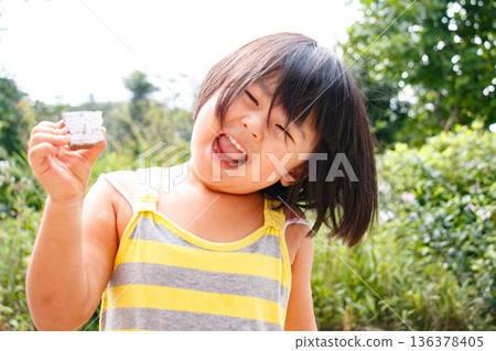 一個留著波波頭、活潑好動的女孩在大自然中玩耍 136378405