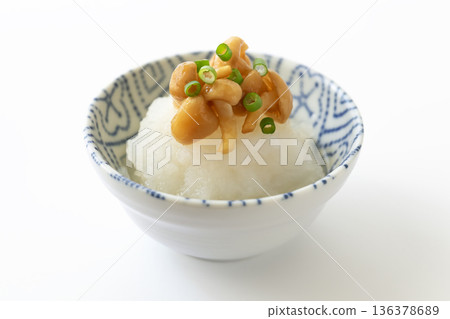 白色背景上的小碗裡盛著磨碎的滑子菇。 136378689