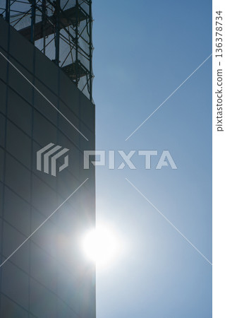 建築物正在施工,陽光傾瀉而入。 建築物正在施工,陽光傾瀉而入。 136378734