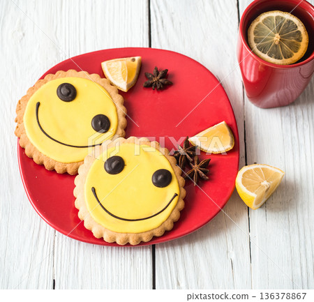 Cup of hot tea with lemon and cookies 136378867