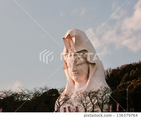 一尊美麗的觀音像沐浴在夕陽中 一尊美麗的觀音像沐浴在夕陽中 136379764