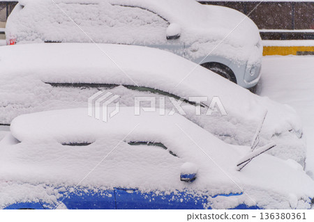 車上積雪 136380361