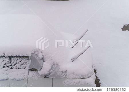 設置汽車雨刮器 | 下雪天防凍措施 設置汽車雨刮器 | 下雪天防凍措施 136380362