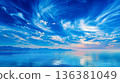 流動的雲和寧靜的藍色地平線 136381049