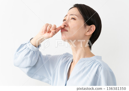Woman wearing a long-sleeved shirt Lifestyle image Woman wearing a long-sleeved shirt Lifestyle image 136381350