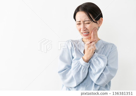 Woman wearing a long-sleeved shirt Lifestyle image 136381351