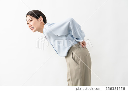 穿著長袖襯衫的女人生活方式形象 穿著長袖襯衫的女人生活方式形象 136381356