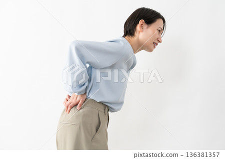 穿著長袖襯衫的女人生活方式形象 136381357