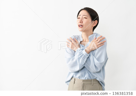 穿著長袖襯衫的女人生活方式形象 136381358