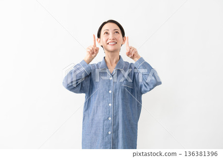 女人穿著睡衣生活方式形象 136381396