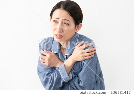 女人穿著睡衣生活方式形象 女人穿著睡衣生活方式形象 136381412