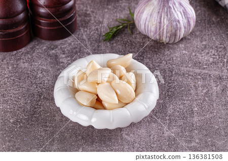 Spicy garlic cloves bulb heap 136381508
