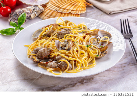 Italian pasta spaghetti with vongole 136381531