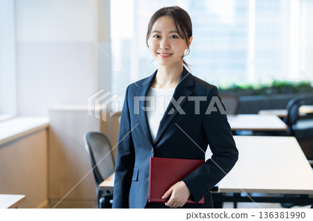 在辦公室工作的女商人 136381990