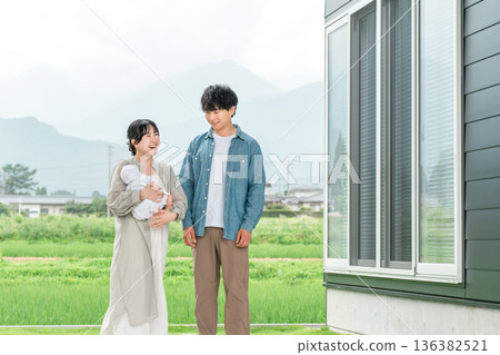 自行建造新房子的夫婦和家庭(移民、搬遷支持、農村生活) 自行建造新房子的夫婦和家庭(移民、搬遷支持、農村生活) 136382521