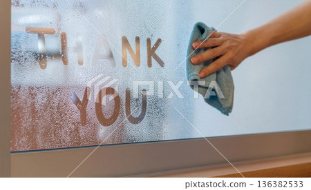 結露的窗玻璃上寫著“謝謝”，這是一張清潔圖像的生成式人工智慧作品。 136382533