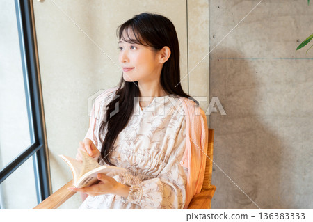 讀一本書的女人 讀一本書的女人 136383333