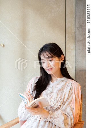 讀一本書的女人 讀一本書的女人 136383335