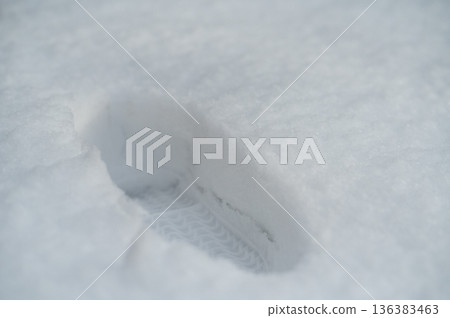 積雪中的腳印、積雪深度、積雪量 136383463