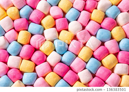 密密麻麻的彩色棉花糖構成的紋理背景 136383501