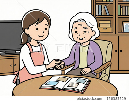 養老院裡的老人和女性護理人員 136383529