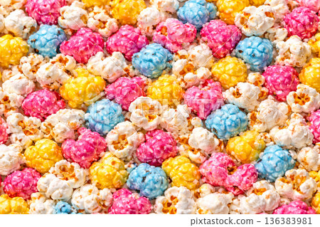 密密麻麻的彩色爆米花構成的紋理背景 密密麻麻的彩色爆米花構成的紋理背景 136383981