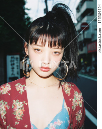 一位年輕日本女性的時尚肖像 一位年輕日本女性的時尚肖像 136384394