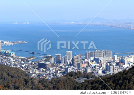 琵琶湖大津港週邊景色,以及琵琶湖南部及對岸風光。 琵琶湖大津港週邊景色,以及琵琶湖南部及對岸風光。 136384764