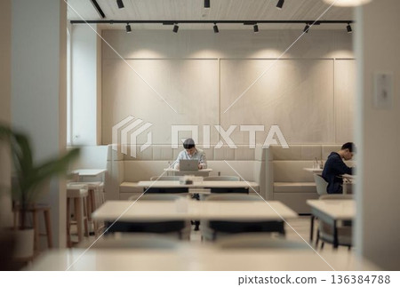 一位男士在寬敞的咖啡館使用電腦。 136384788